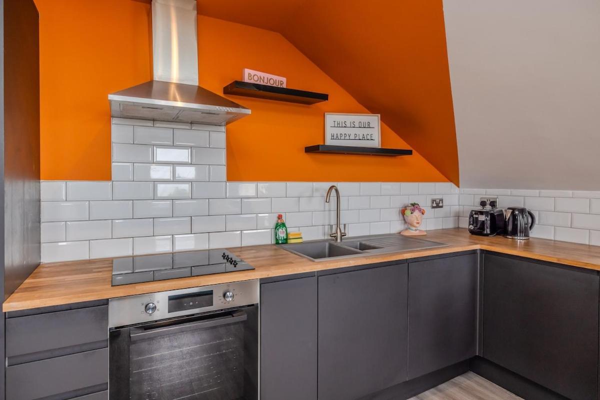 2 Bedroom Flat With Sea View And Free Parking
