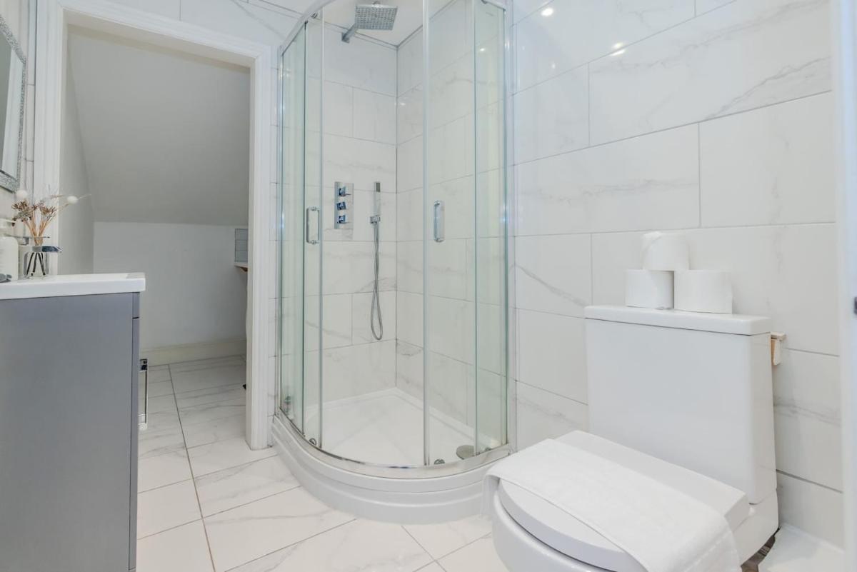 Apartment 2 Bedroom Flat With Sea View And Free Parking
