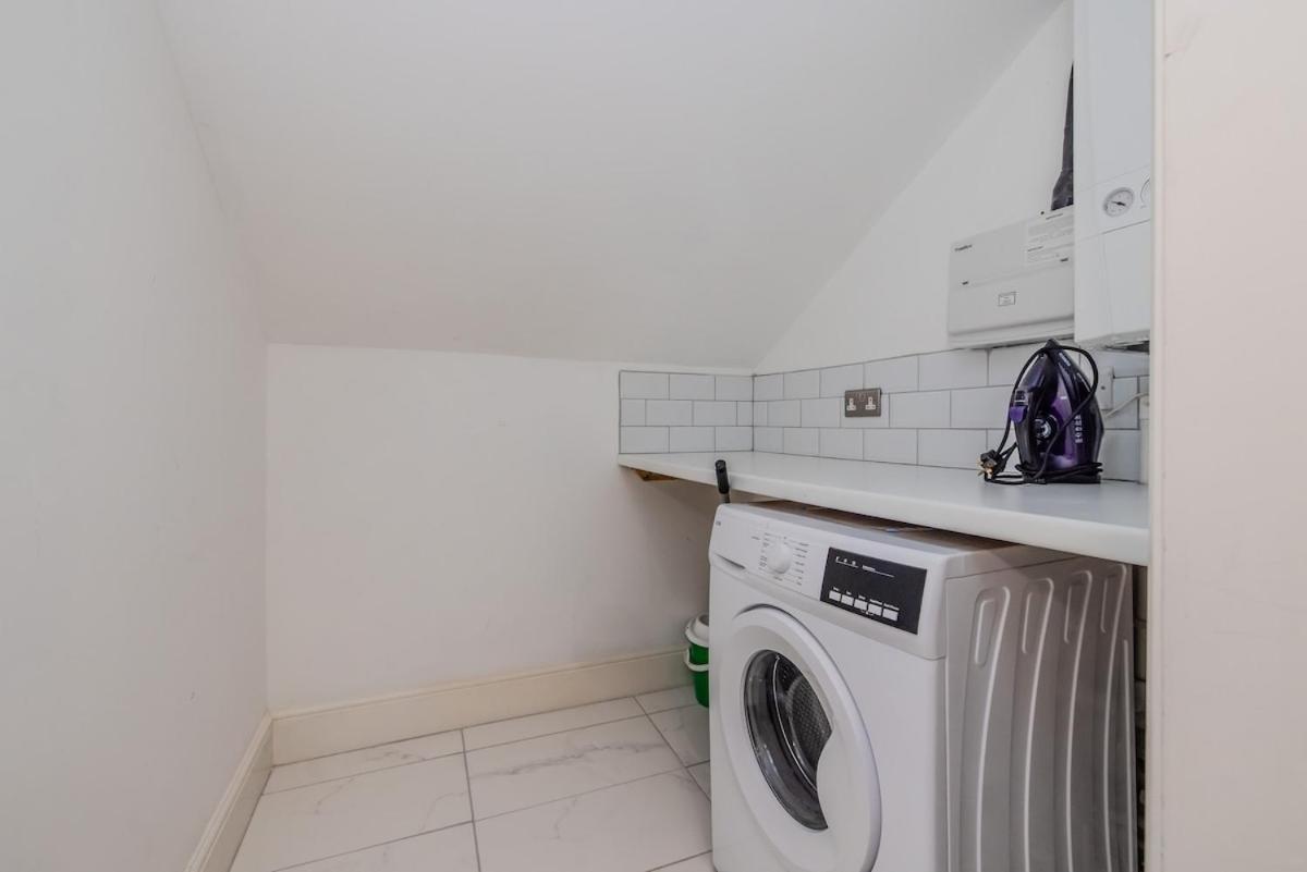 2 Bedroom Flat With Sea View And Free Parking *