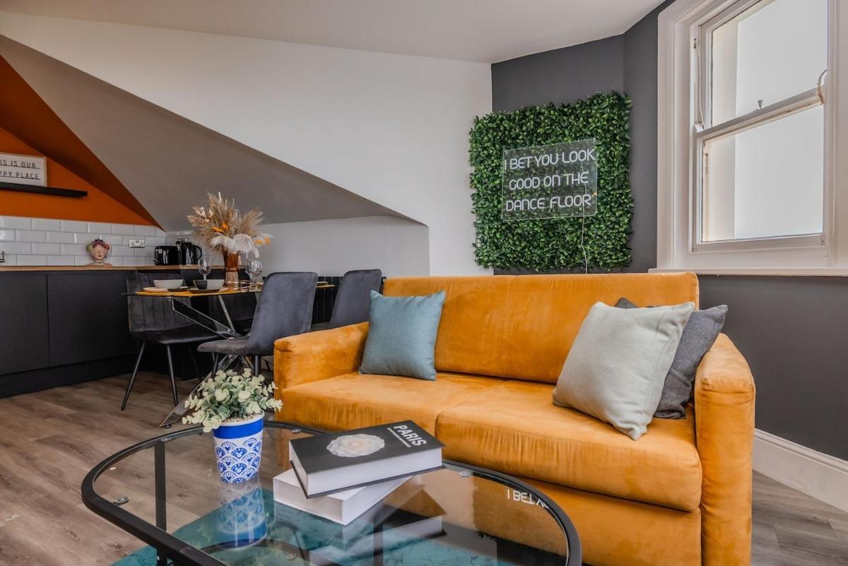 Apartment 2 Bedroom Flat With Sea View And Free Parking