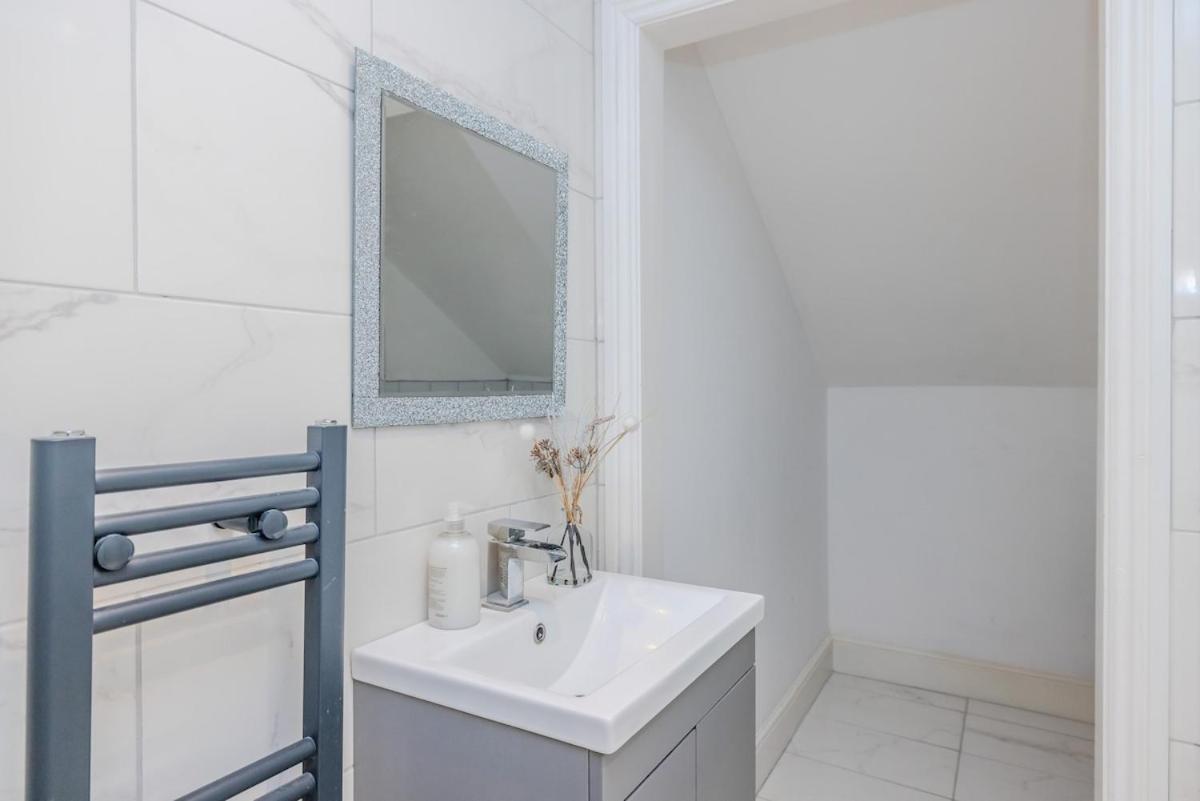 2 Bedroom Flat With Sea View And Free Parking *