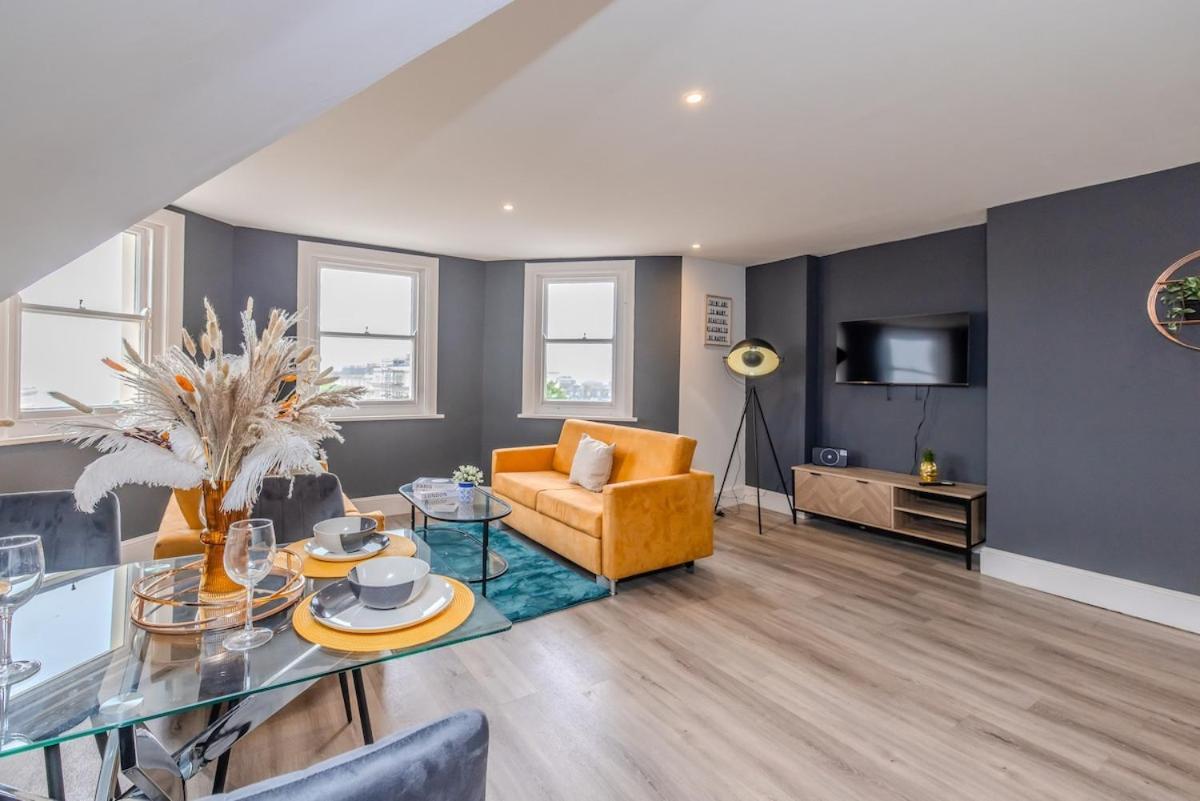 Apartment 2 Bedroom Flat With Sea View And Free Parking