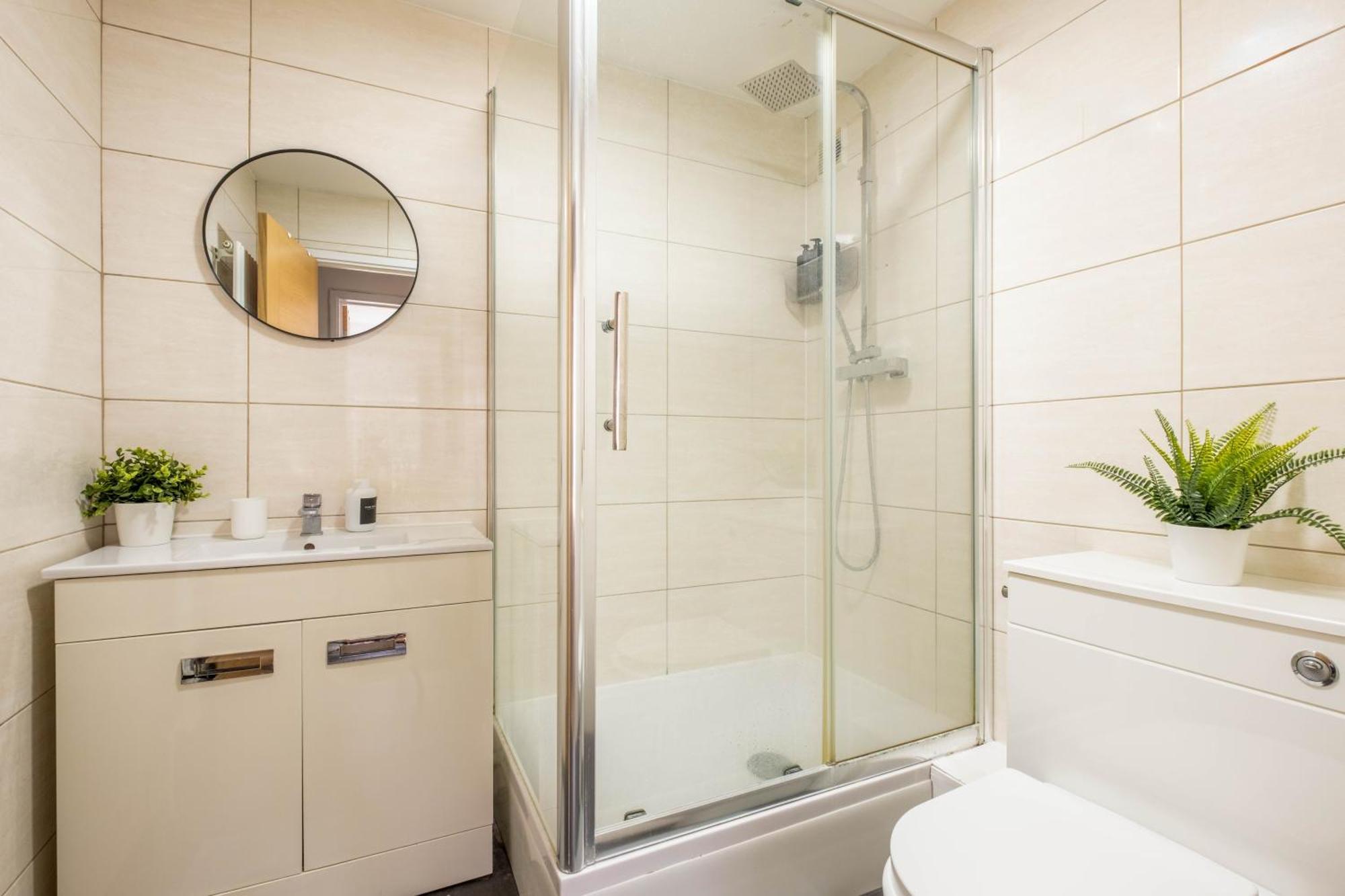 Guest house Stylish 2 Bedroom In With Free Parking Near And Train Station