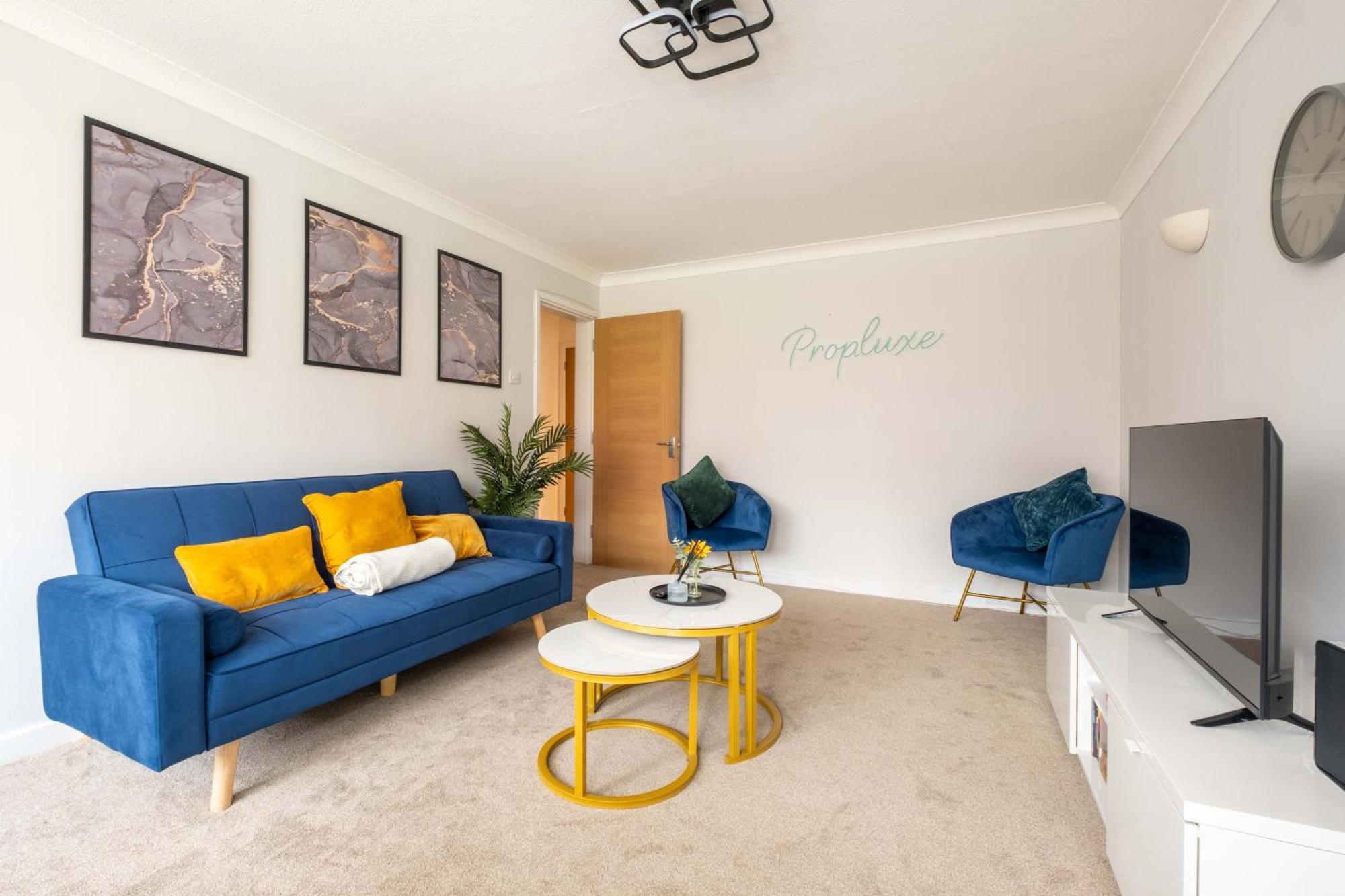 Stylish 2 Bedroom In With Free Parking Near And Train Station Guest house
