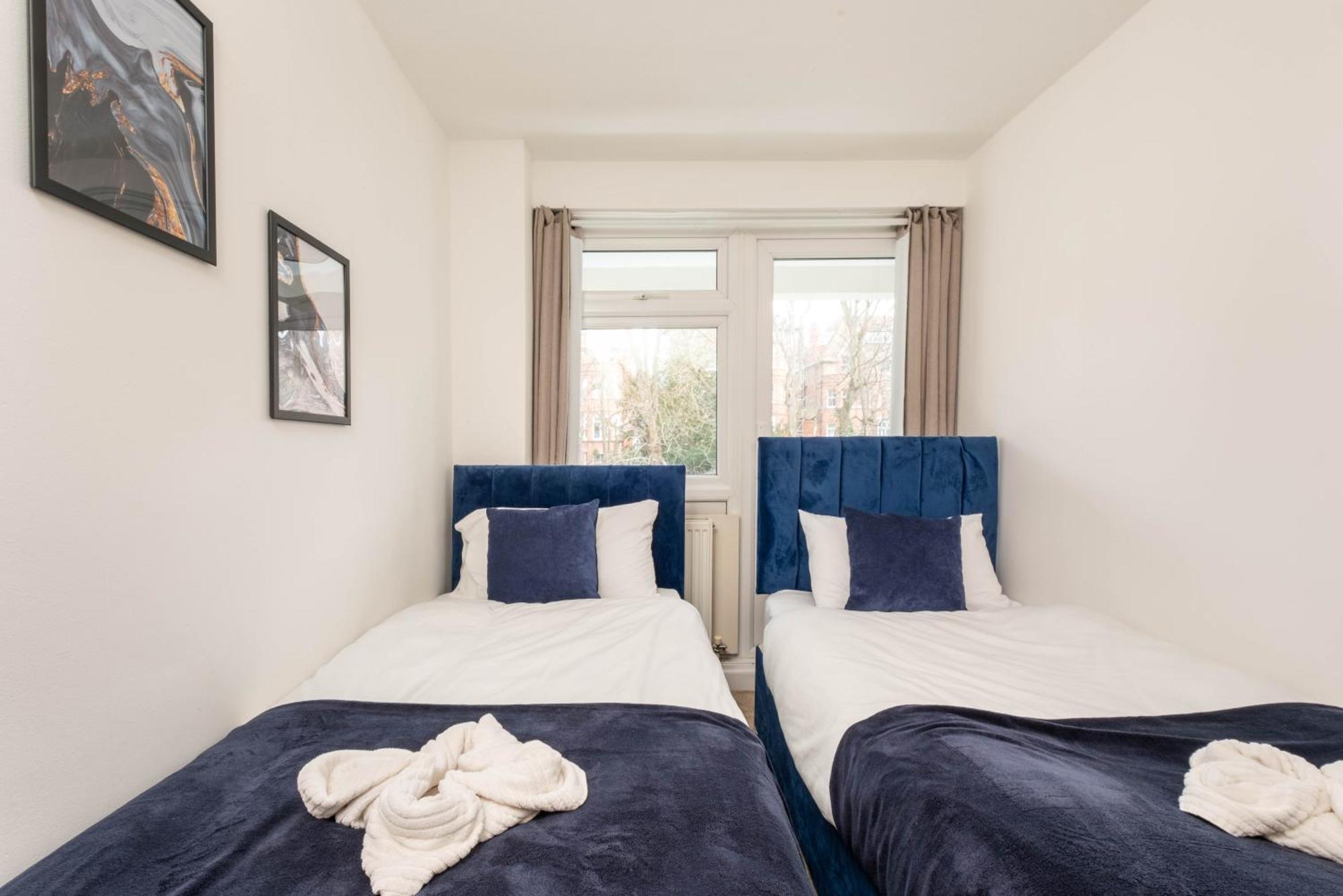 Stylish 2 Bedroom In With Free Parking Near And Train Station Guest house *