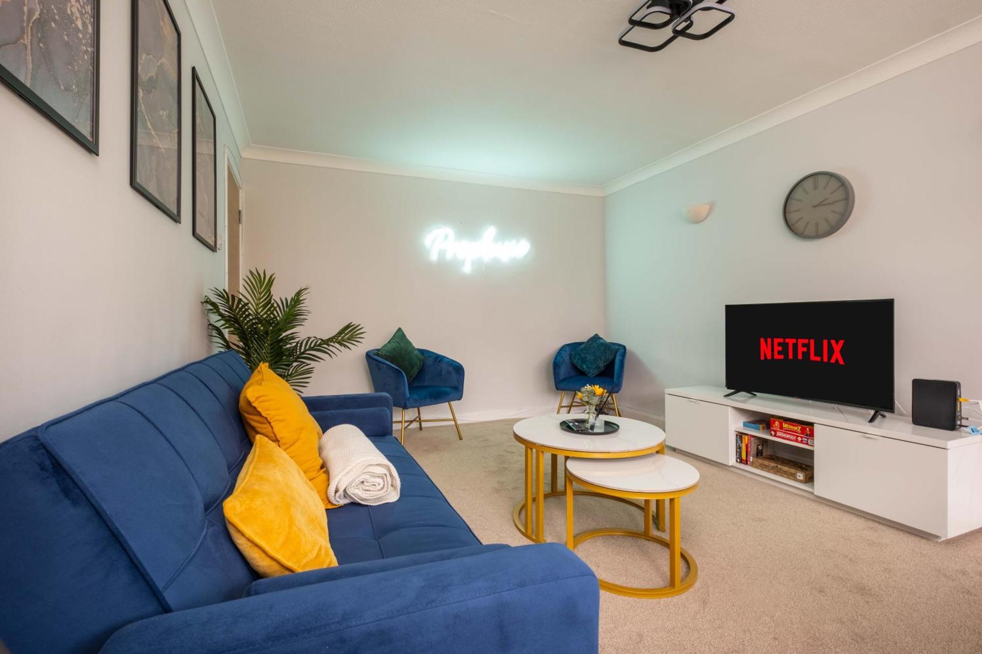 Stylish 2 Bedroom In With Free Parking Near And Train Station *