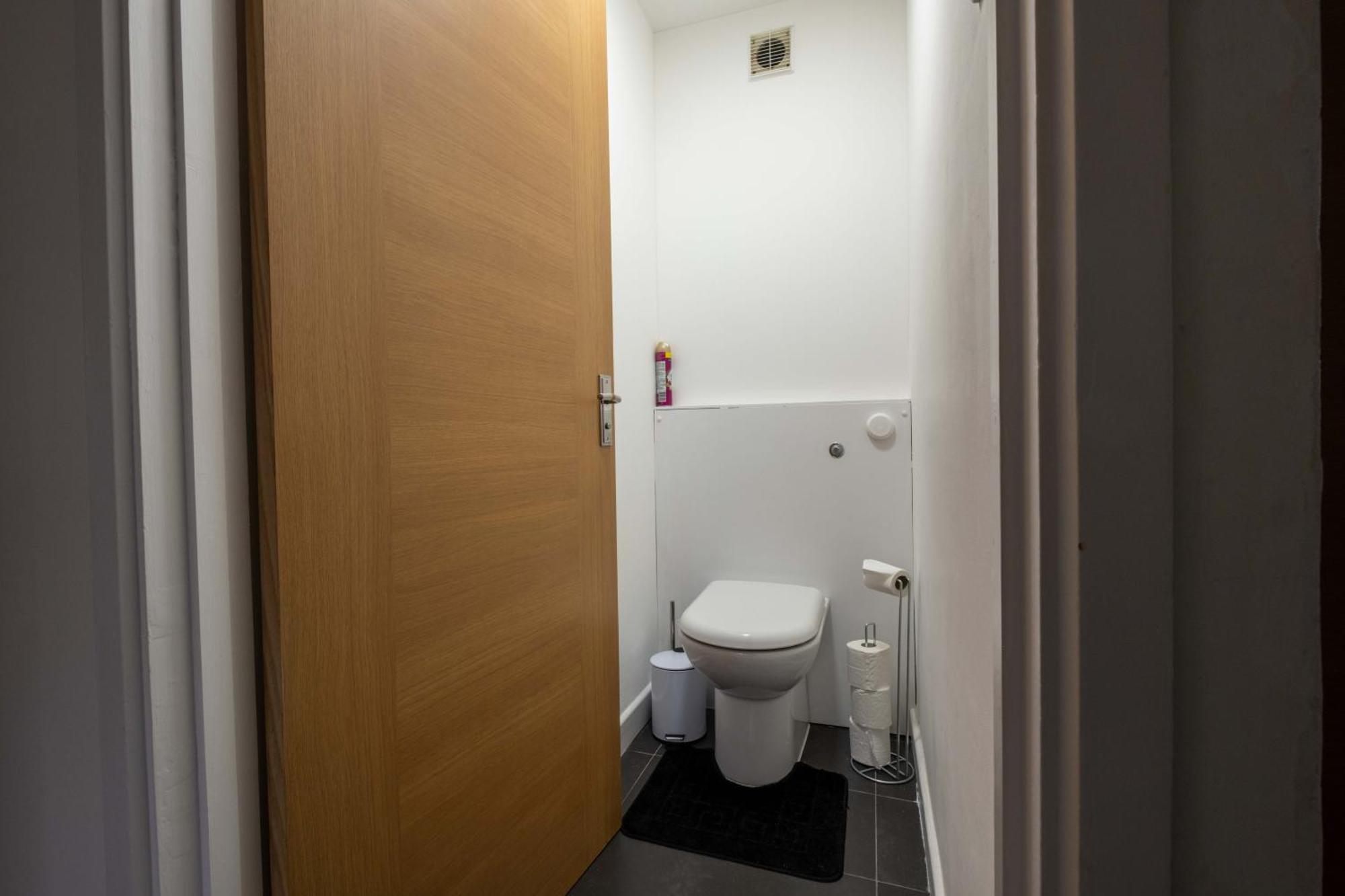 Stylish 2 Bedroom In With Free Parking Near And Train Station
