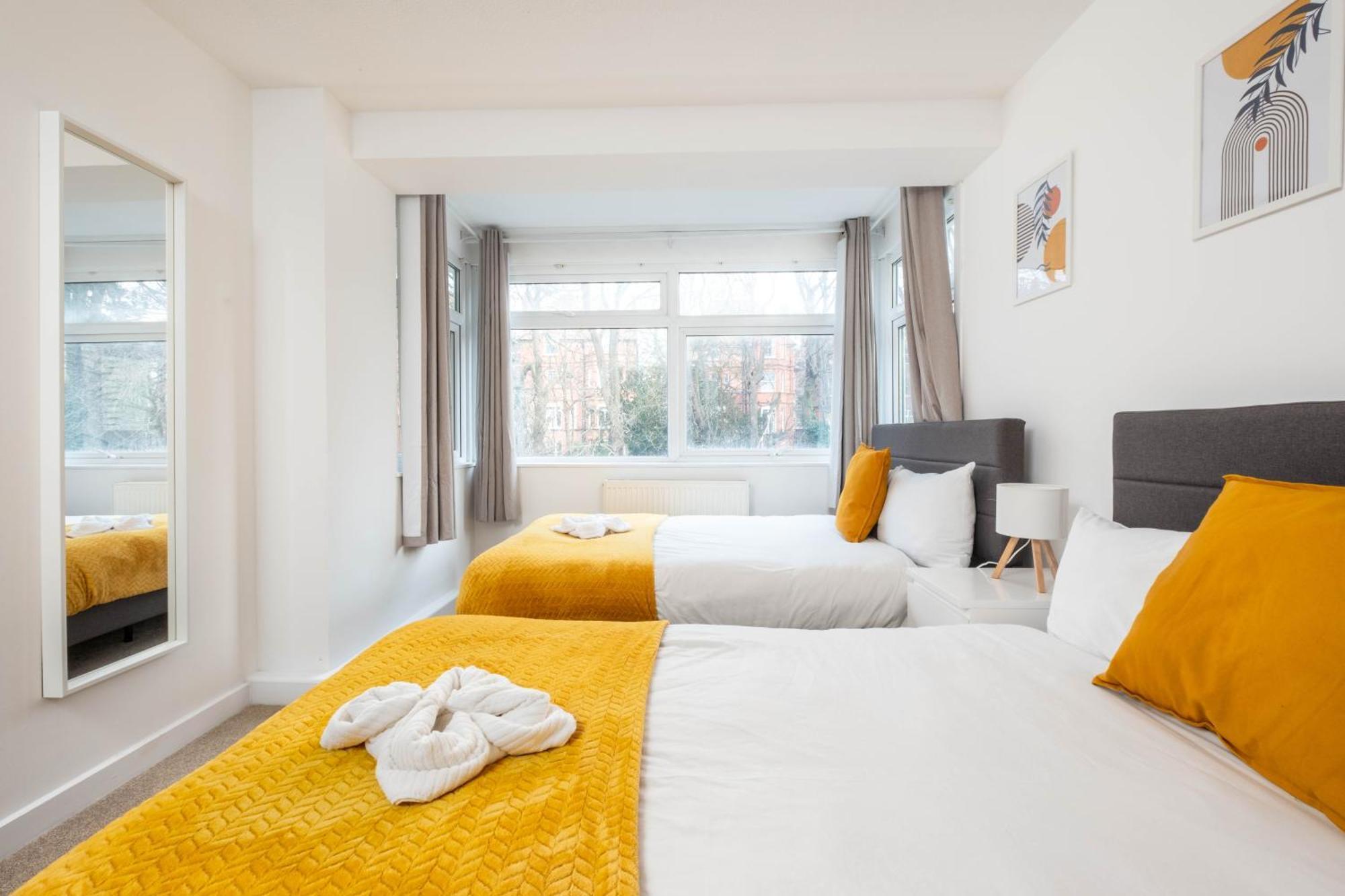 Stylish 2 Bedroom In With Free Parking Near And Train Station
