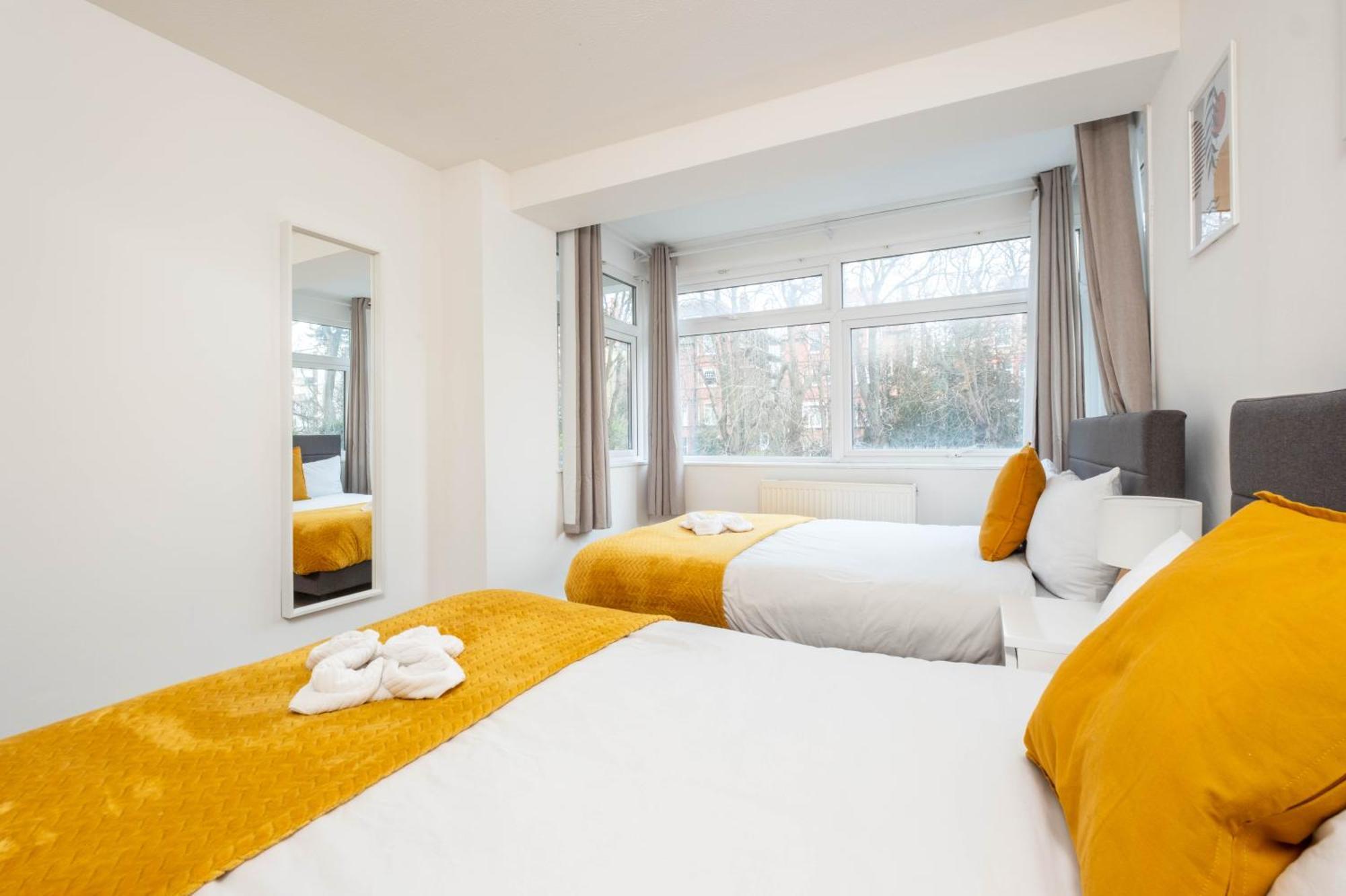 Stylish 2 Bedroom In With Free Parking Near And Train Station