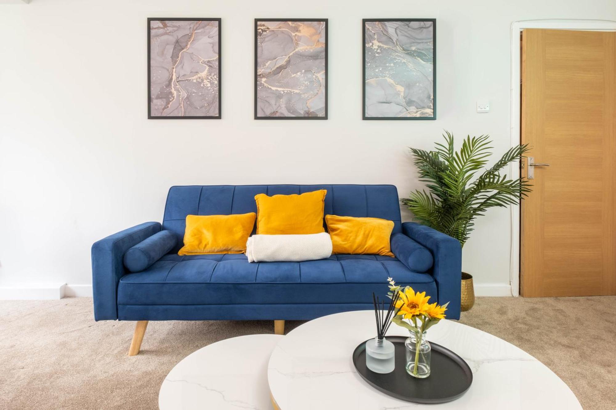 Stylish 2 Bedroom In With Free Parking Near And Train Station Guest house