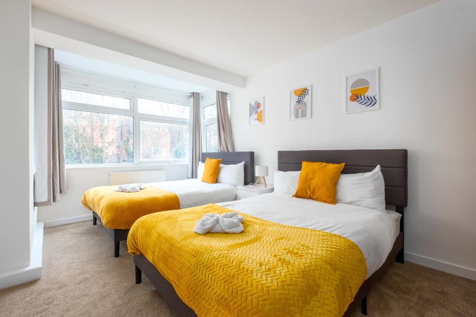 Stylish 2 Bedroom In With Free Parking Near And Train Station Guest house *