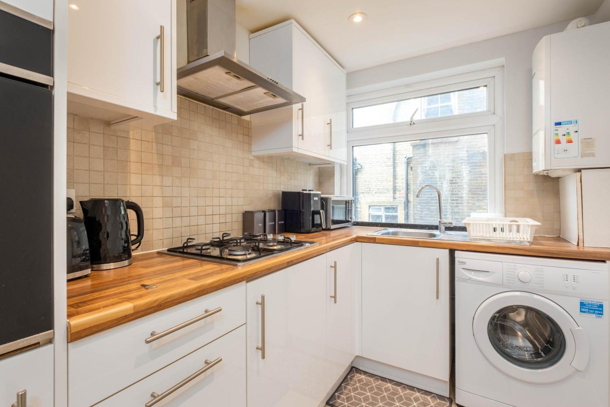 Guest house Stylish 2 Bedroom In With Free Parking Near And Train Station *