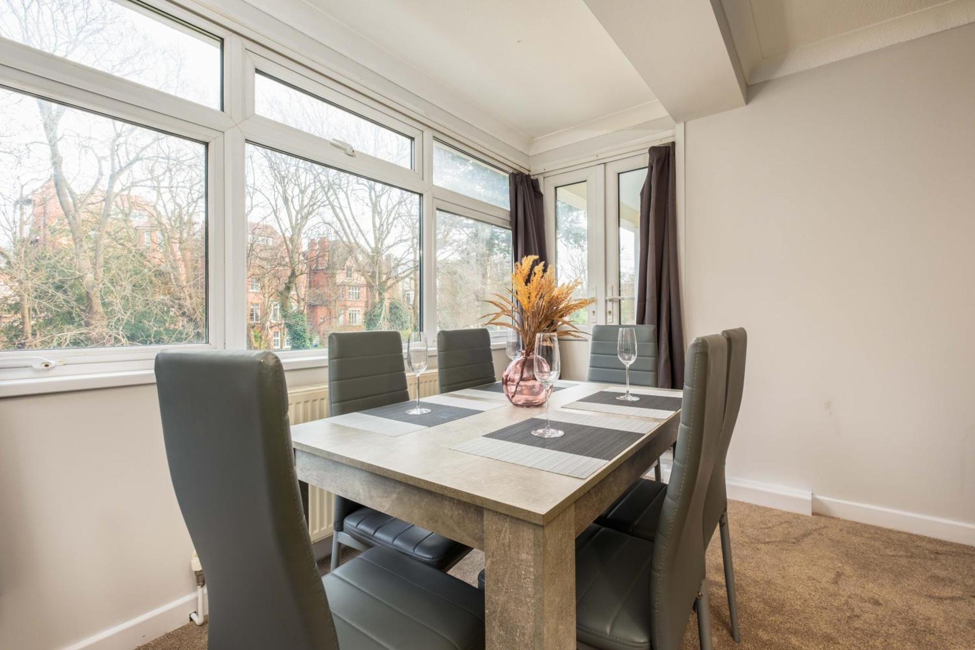 Stylish 2 Bedroom In With Free Parking Near And Train Station Guest house