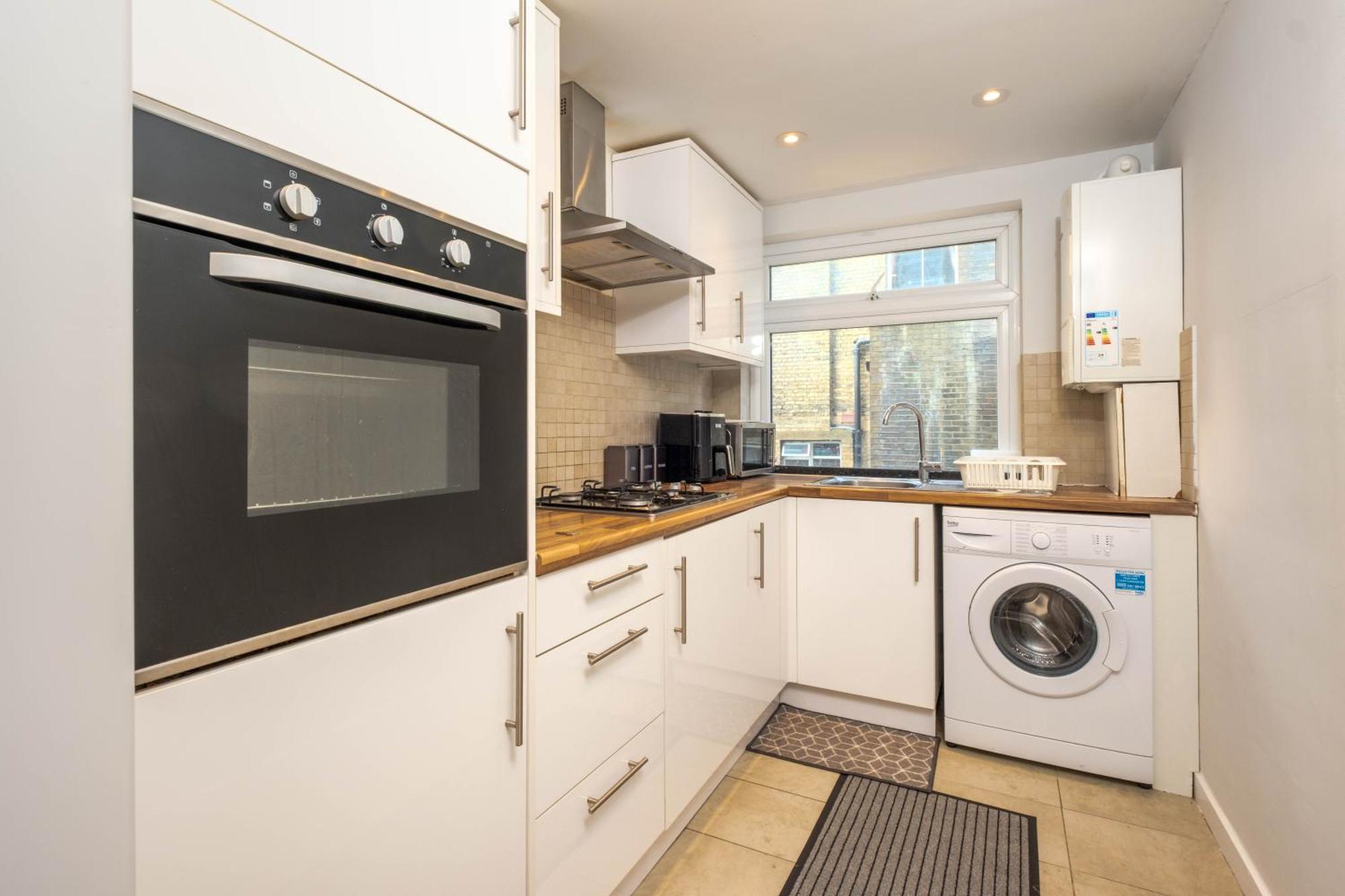 Stylish 2 Bedroom In With Free Parking Near And Train Station