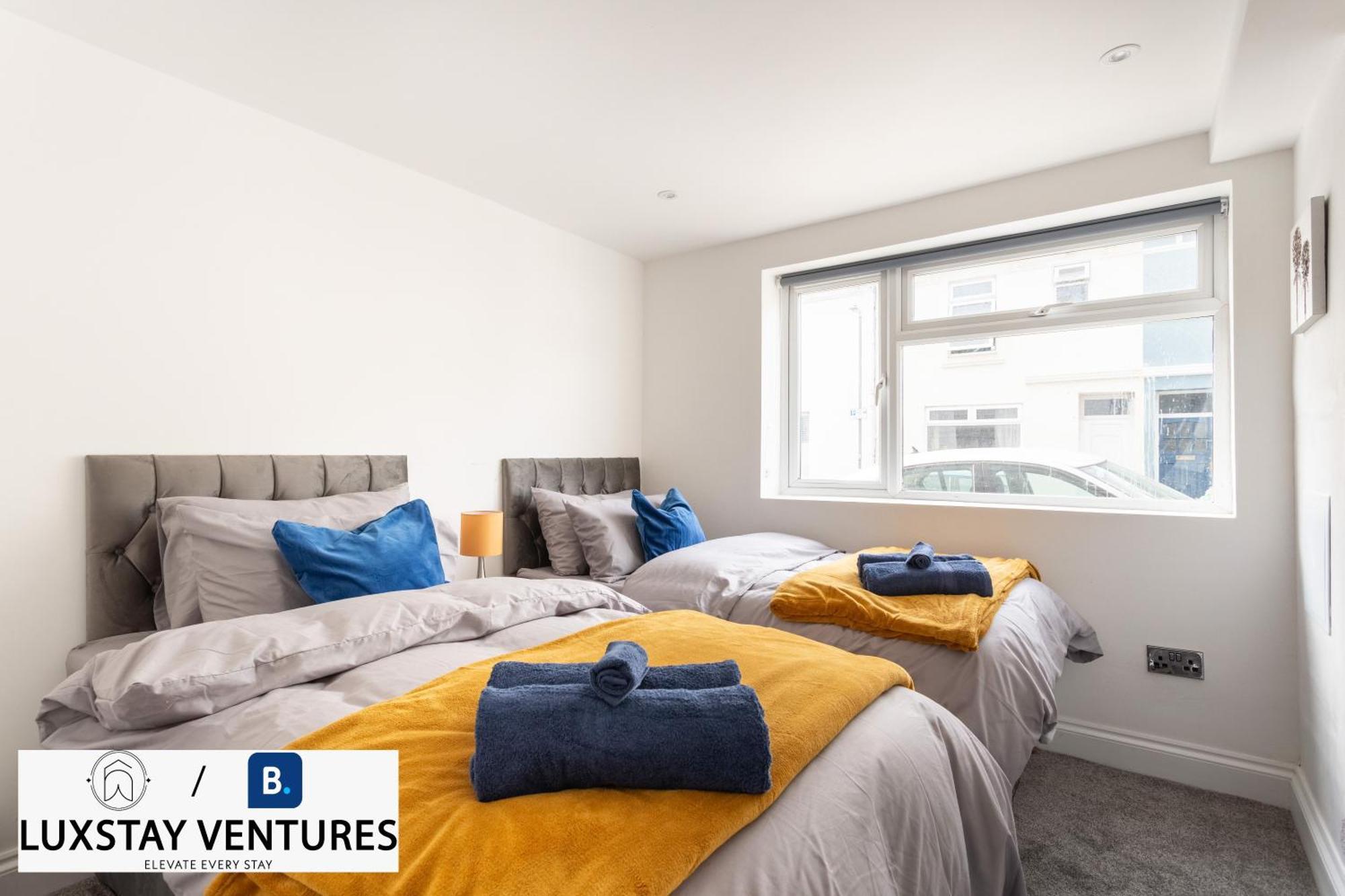 Holiday home Bright And Spacious 2br Maisonette Sleeps 8, Game Room, 5 Mins To And Centre