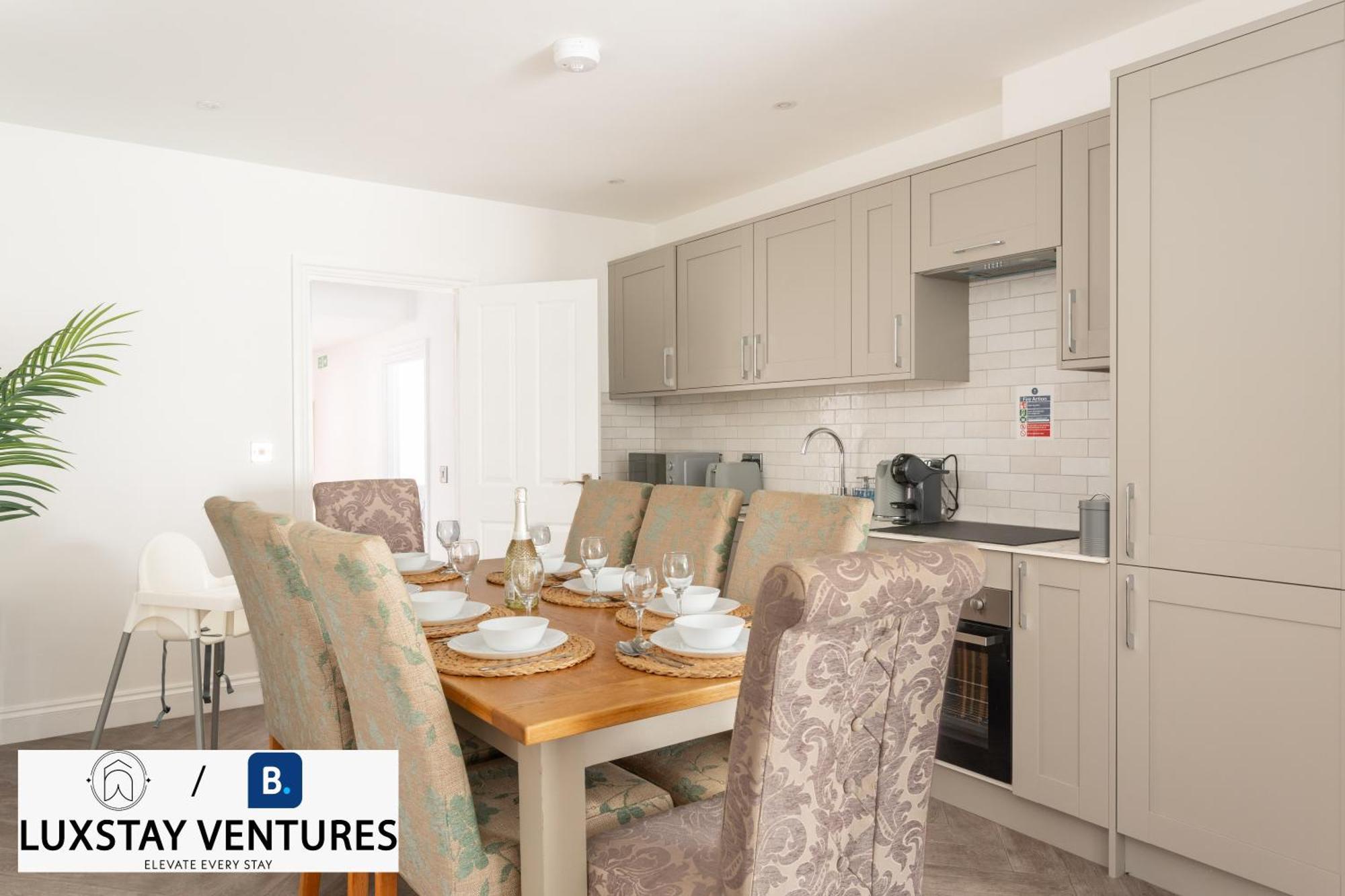 Bright And Spacious 2br Maisonette Sleeps 8, Game Room, 5 Mins To And Centre Holiday home