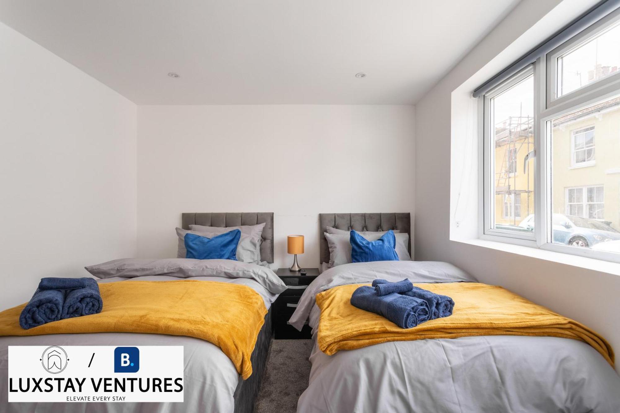 Bright And Spacious 2br Maisonette Sleeps 8, Game Room, 5 Mins To And Centre *
