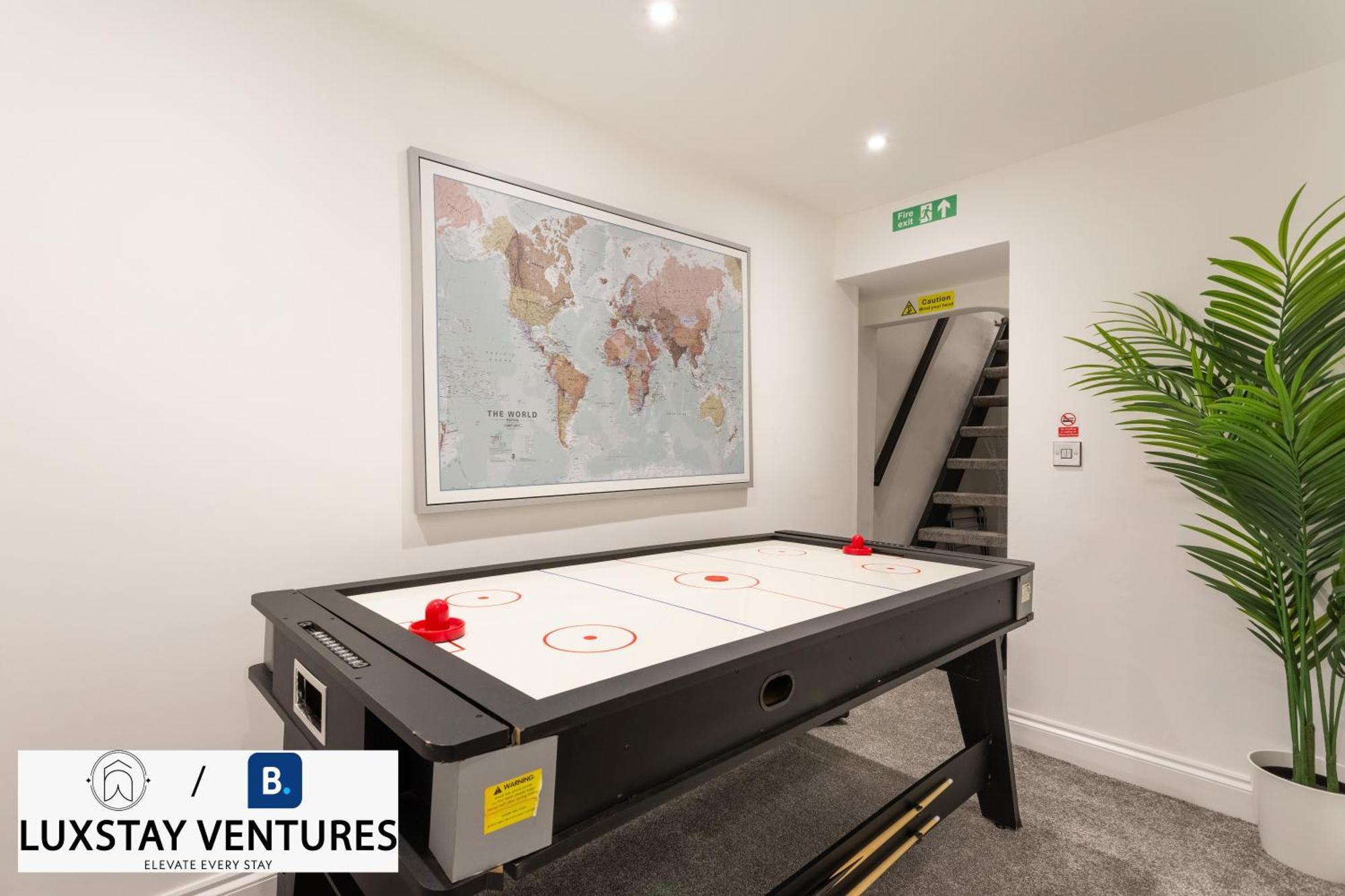 Bright And Spacious 2br Maisonette Sleeps 8, Game Room, 5 Mins To And Centre Holiday home