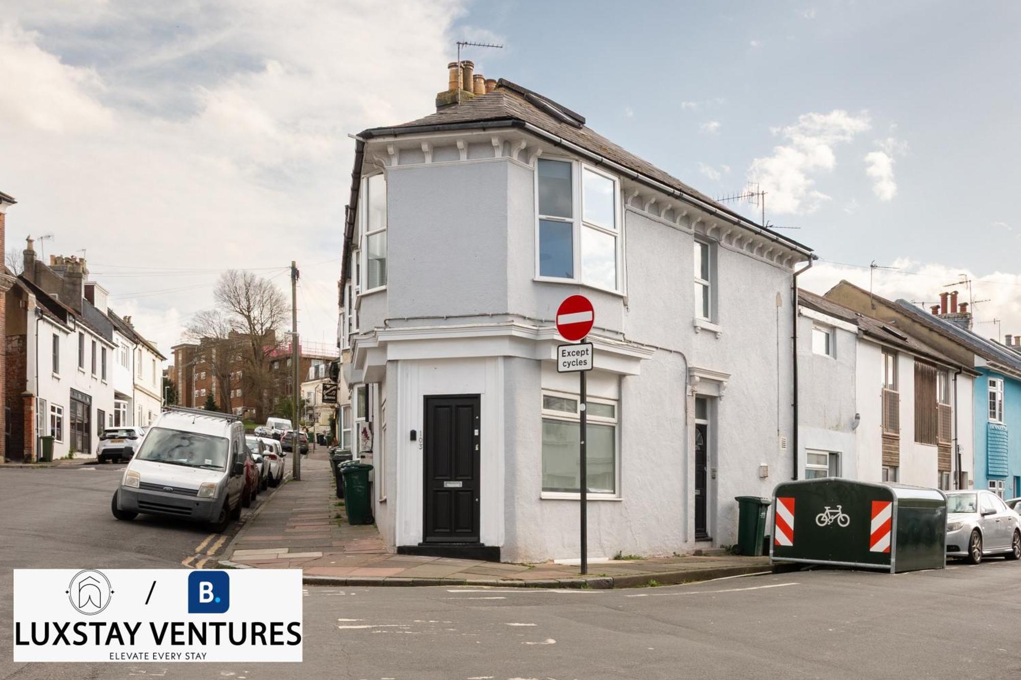 Holiday home Bright And Spacious 2br Maisonette Sleeps 8, Game Room, 5 Mins To And Centre
