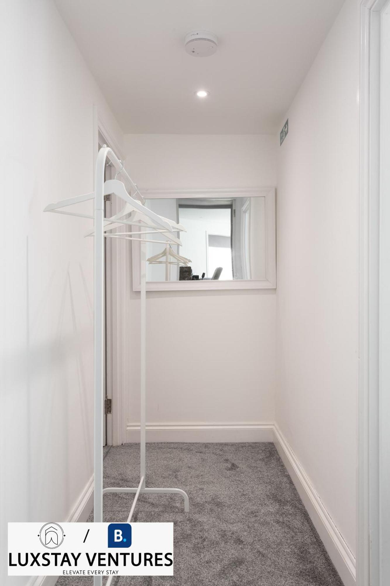 Bright And Spacious 2br Maisonette Sleeps 8, Game Room, 5 Mins To And Centre *