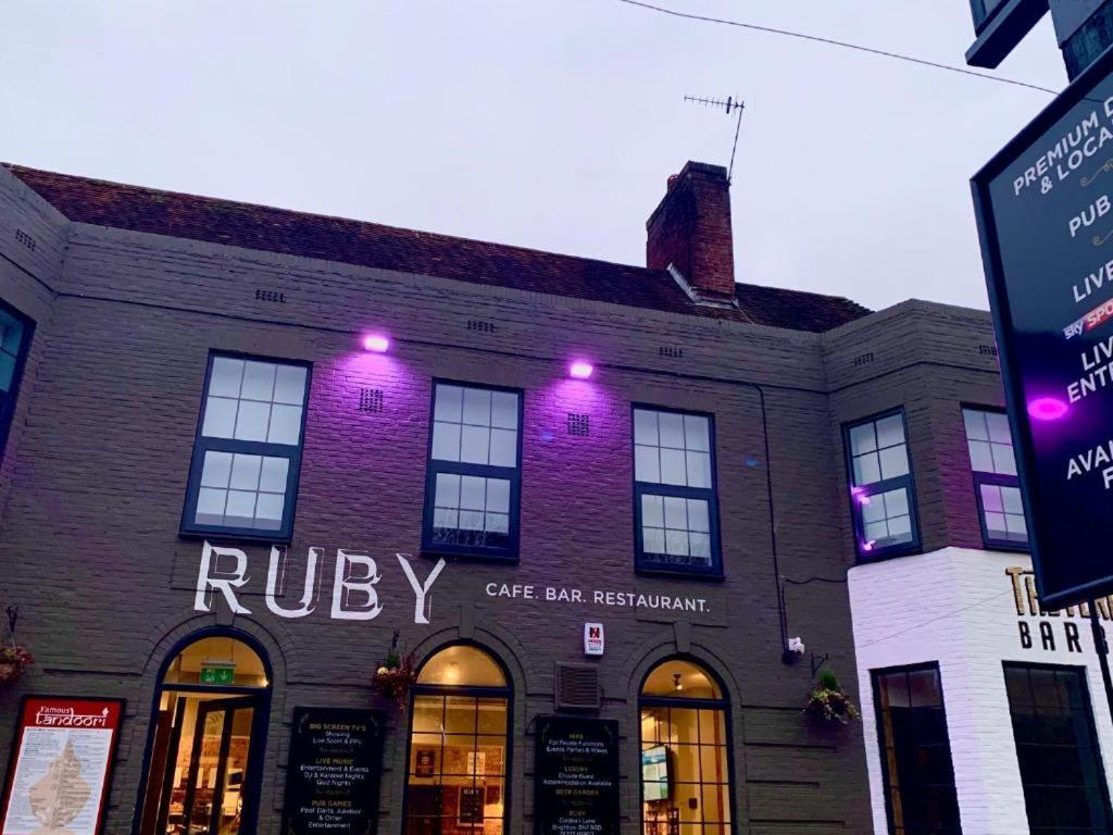 Hotel Oyo Ruby Pub & 3*