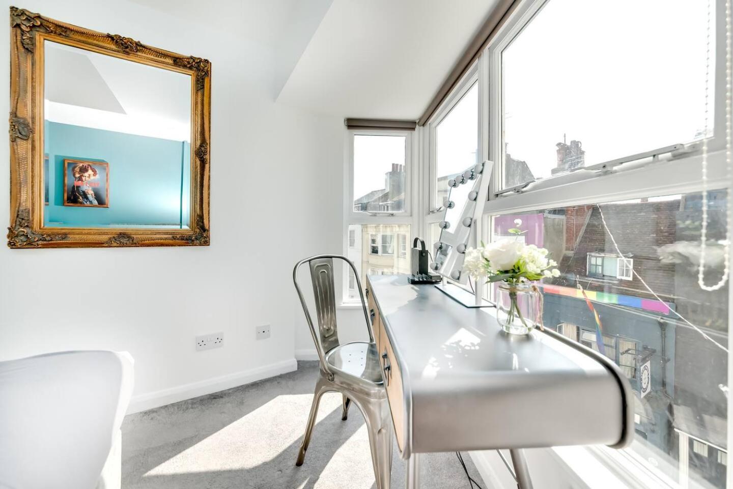 Holiday home 'the One' - Seafront & Pier Minutes Away!