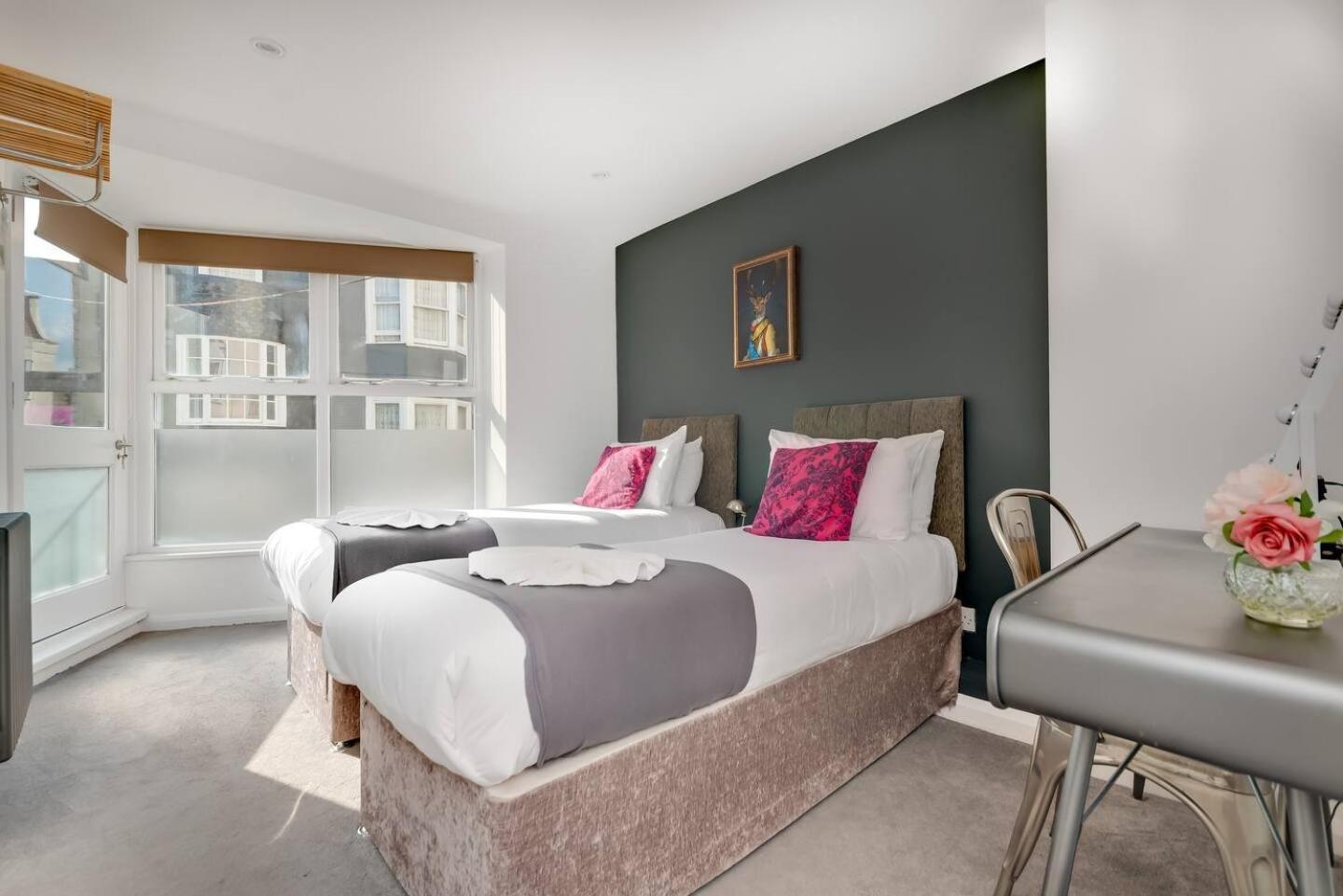 'the One' - Seafront & Pier Minutes Away! Holiday home *