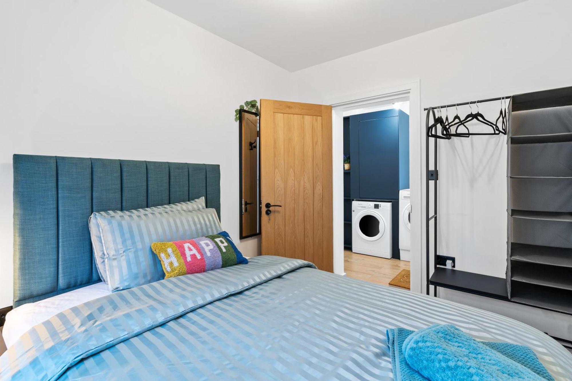 Modern Flat By Train St & Must-See Sights *