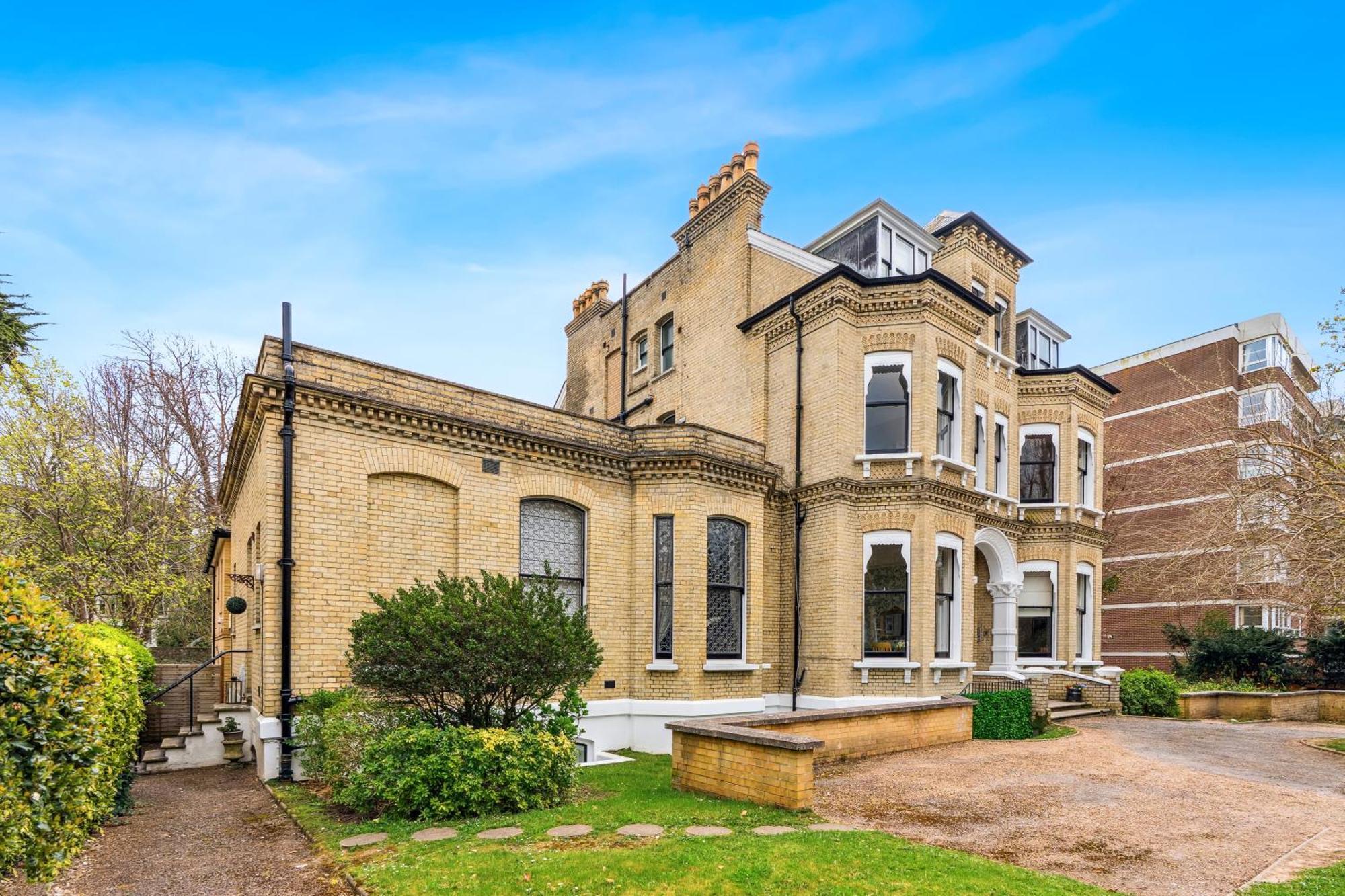 Victorian - Free Parking Apartment