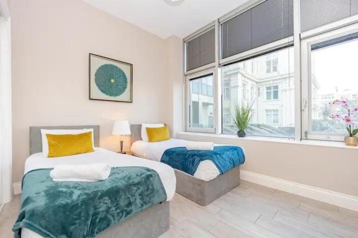 Hazelnut Seafront Two Bedroom Bn1gre10 Apartment *