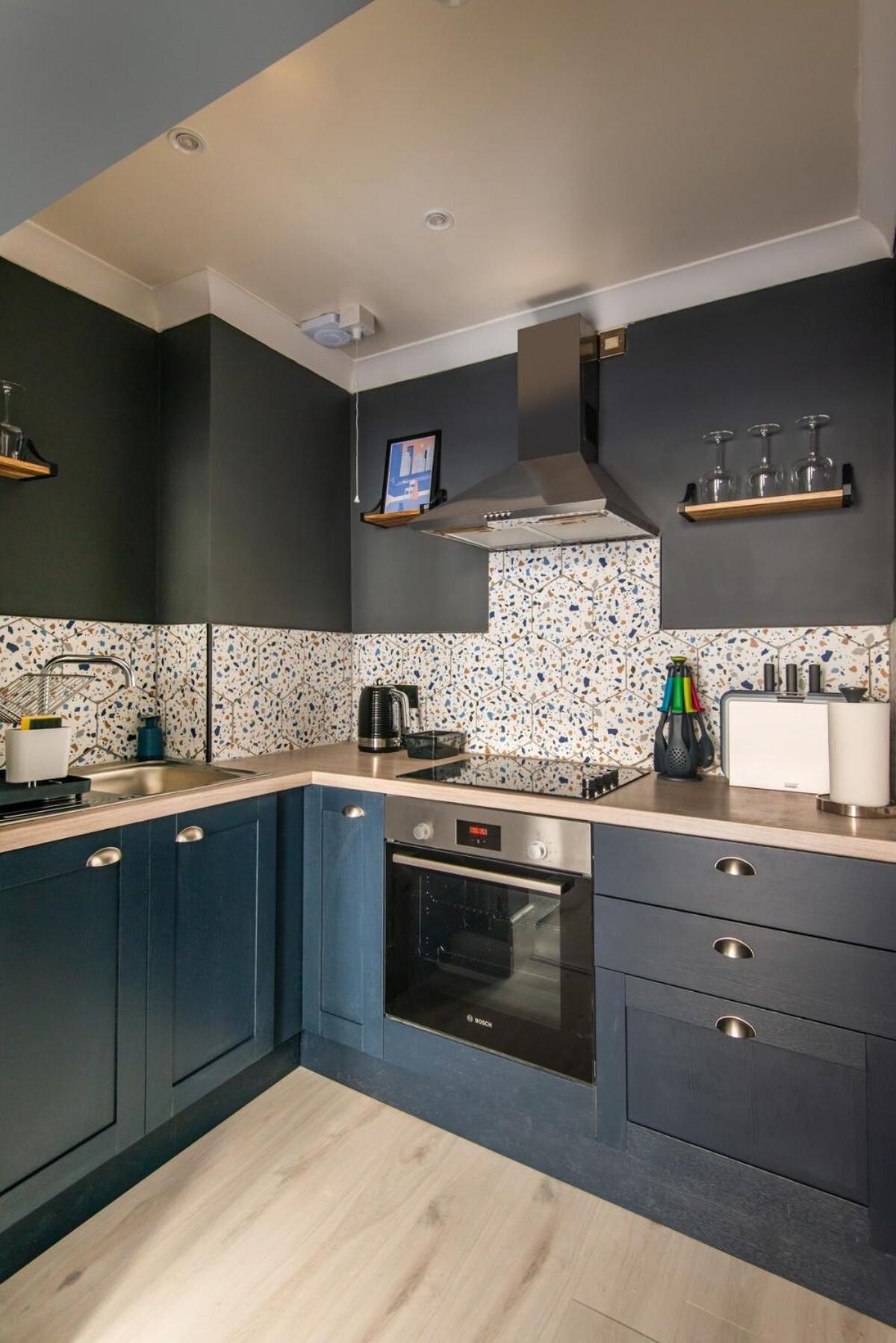 Modern 2-bedroom 30 Seconds To Seafront Apartment *