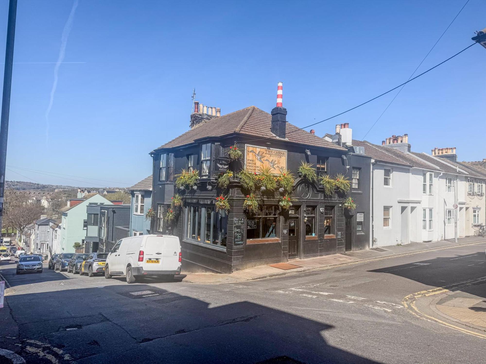 Bright And Spacious 2br Maisonette Sleeps 8, Game Room, 5 Mins To And Centre Holiday home *