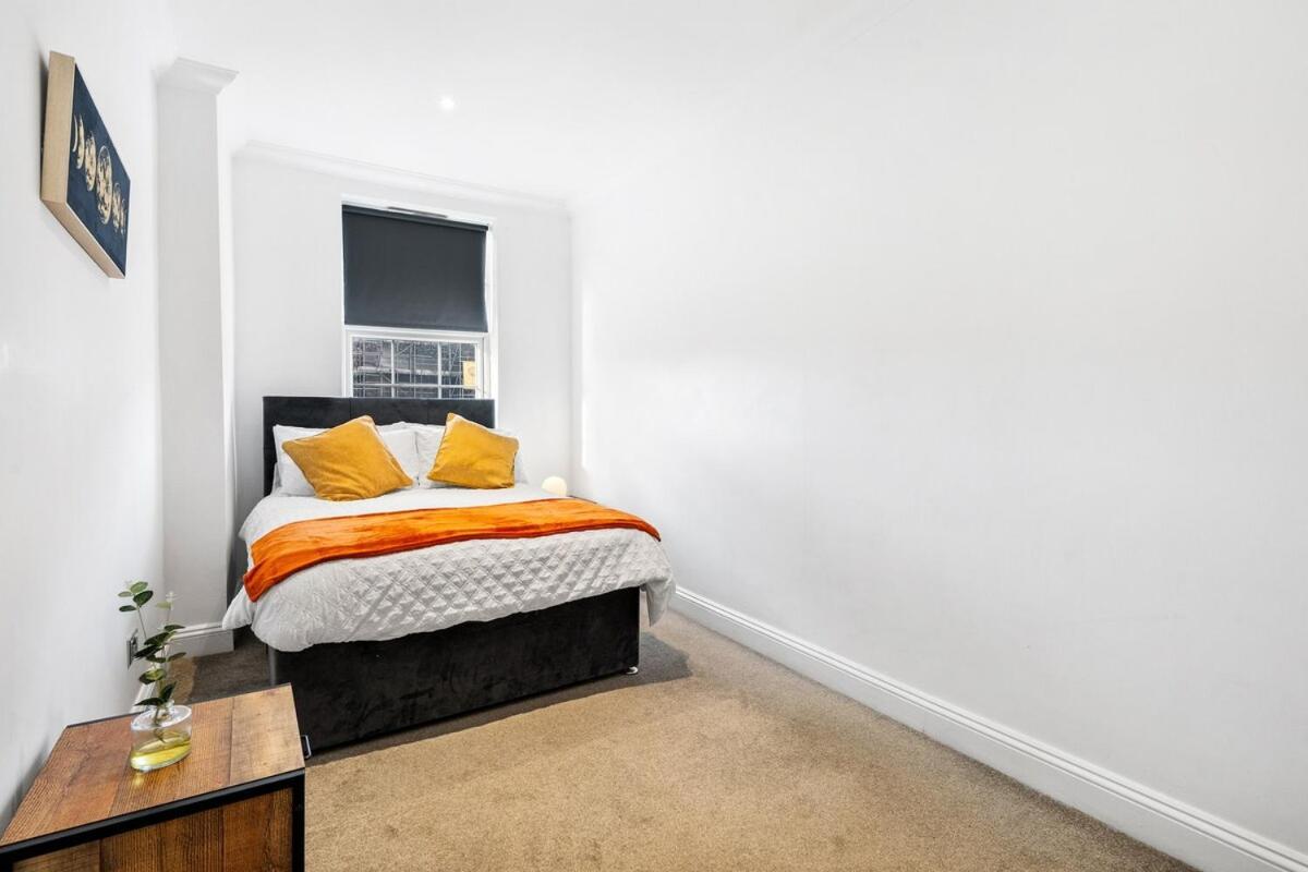 2 Bed Flat Apartment *