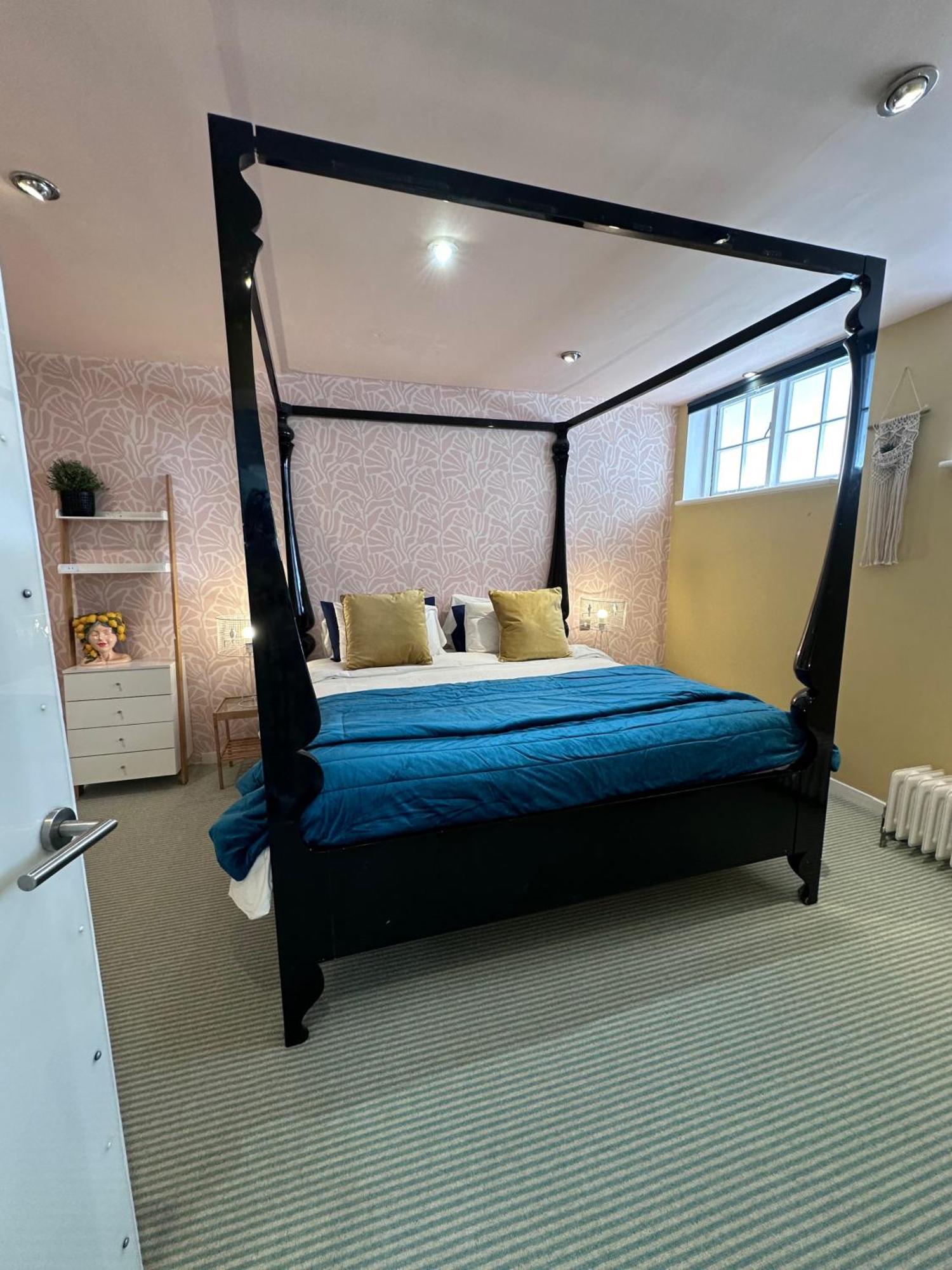 Quirky Seaside Family Walk To The Waves! Holiday home *