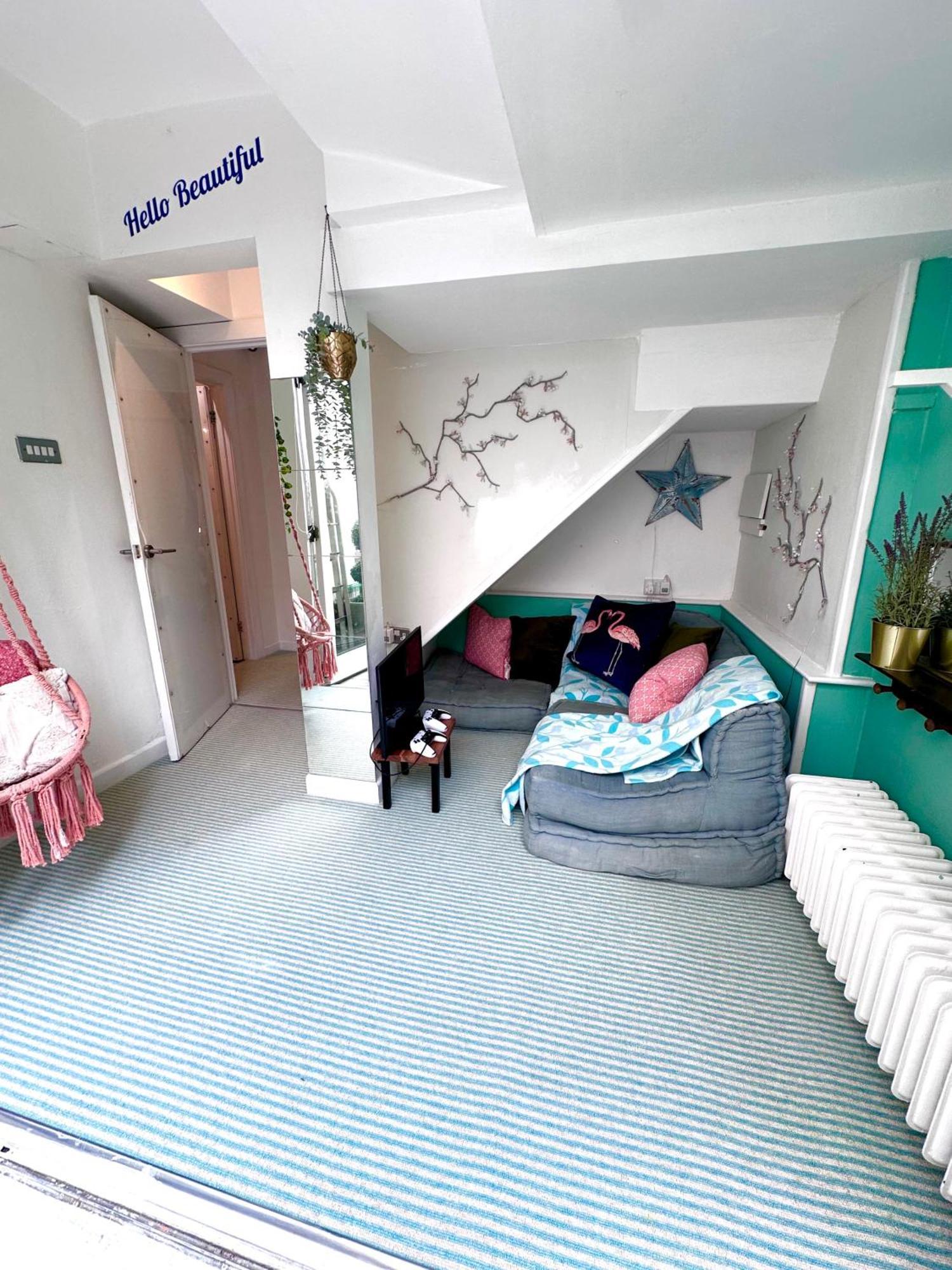 Quirky Seaside Family Walk To The Waves! Holiday home
