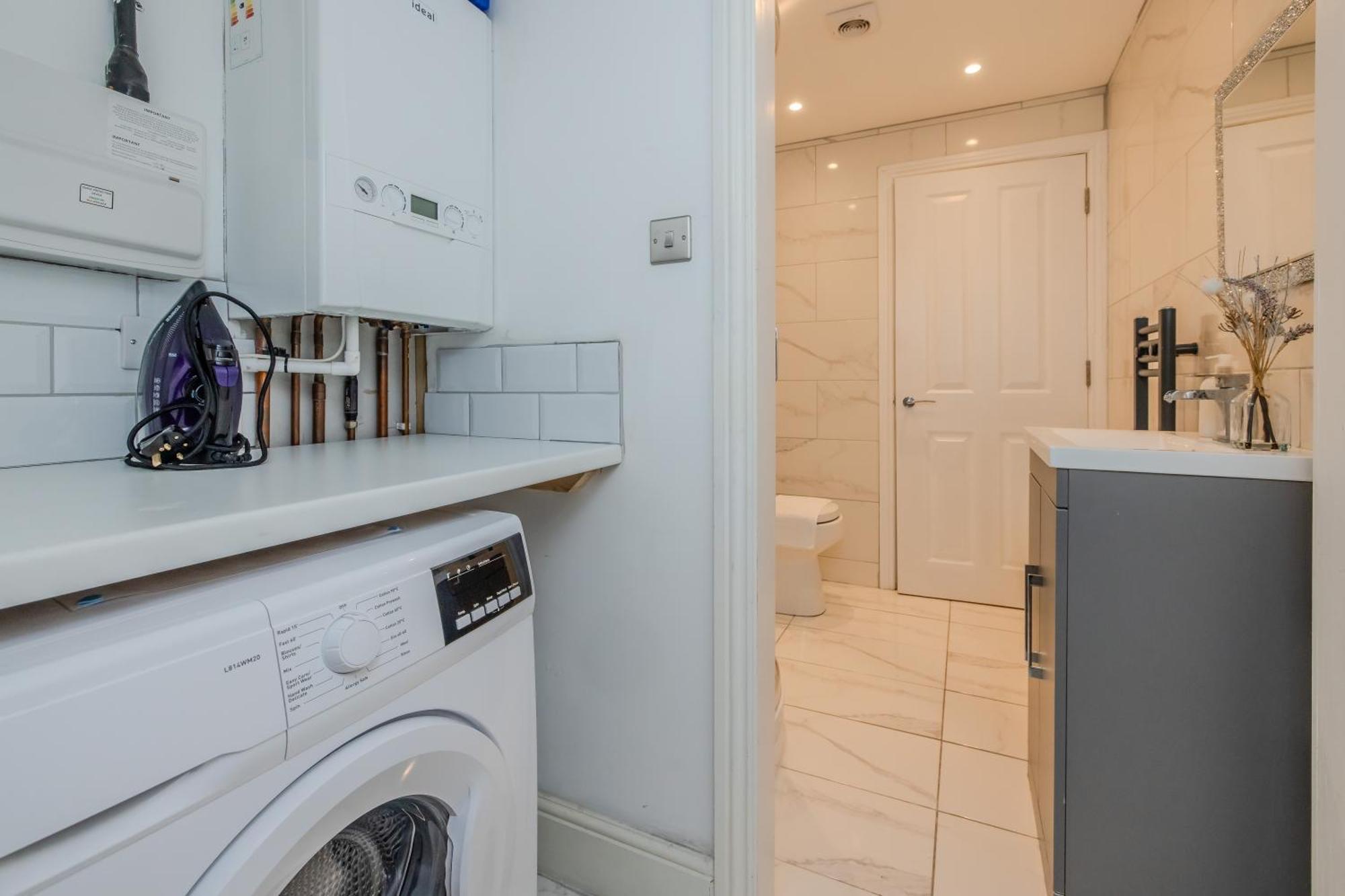 Apartment Free Parking I 2 Bedroom Flat With Direct Sea View *