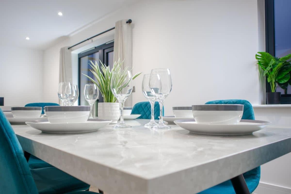 2 Bed 2 Bath Near College, Beach, Hospital - Long Offers Apartment Brighton