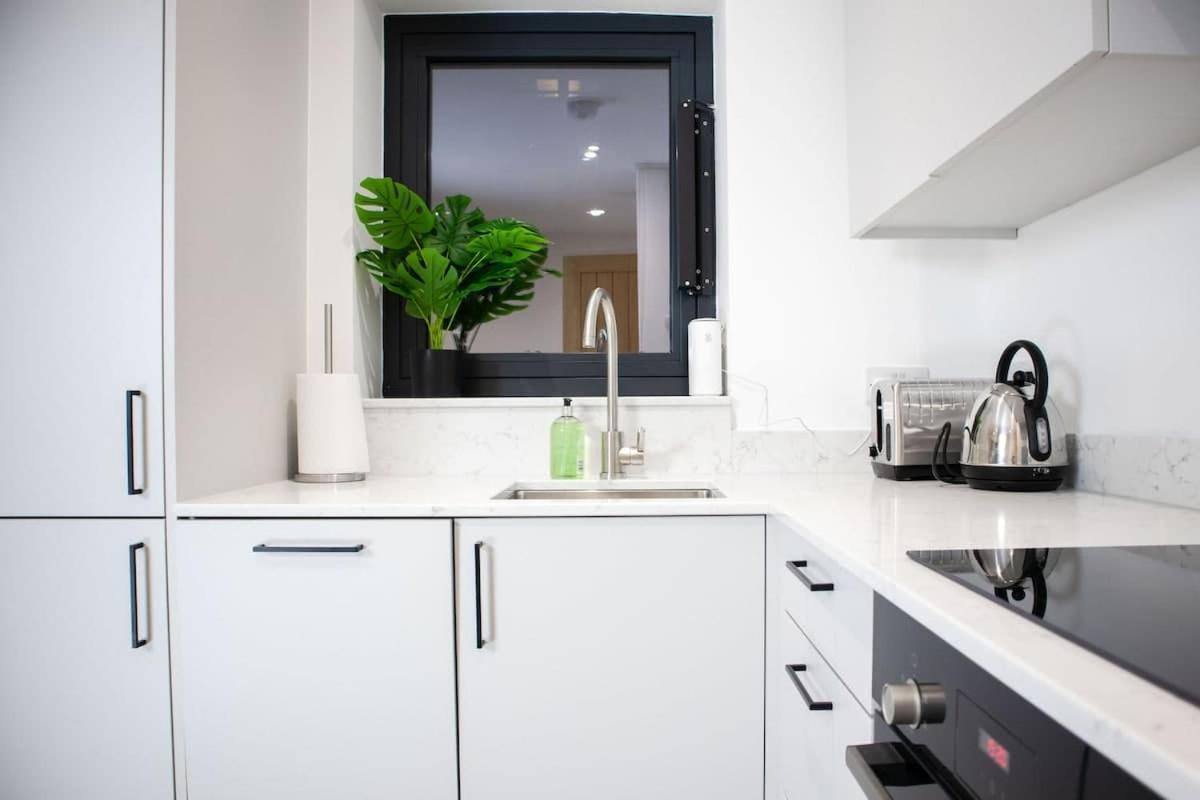 2 Bed 2 Bath Near College, Beach, Hospital - Long Offers Apartment Brighton