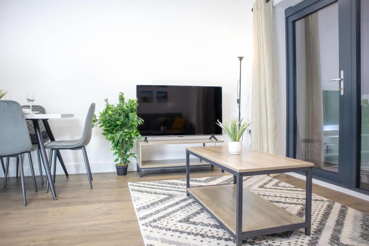 2 Bed 2 Bath Near College, Beach, Hospital - Long Offers Apartment Brighton