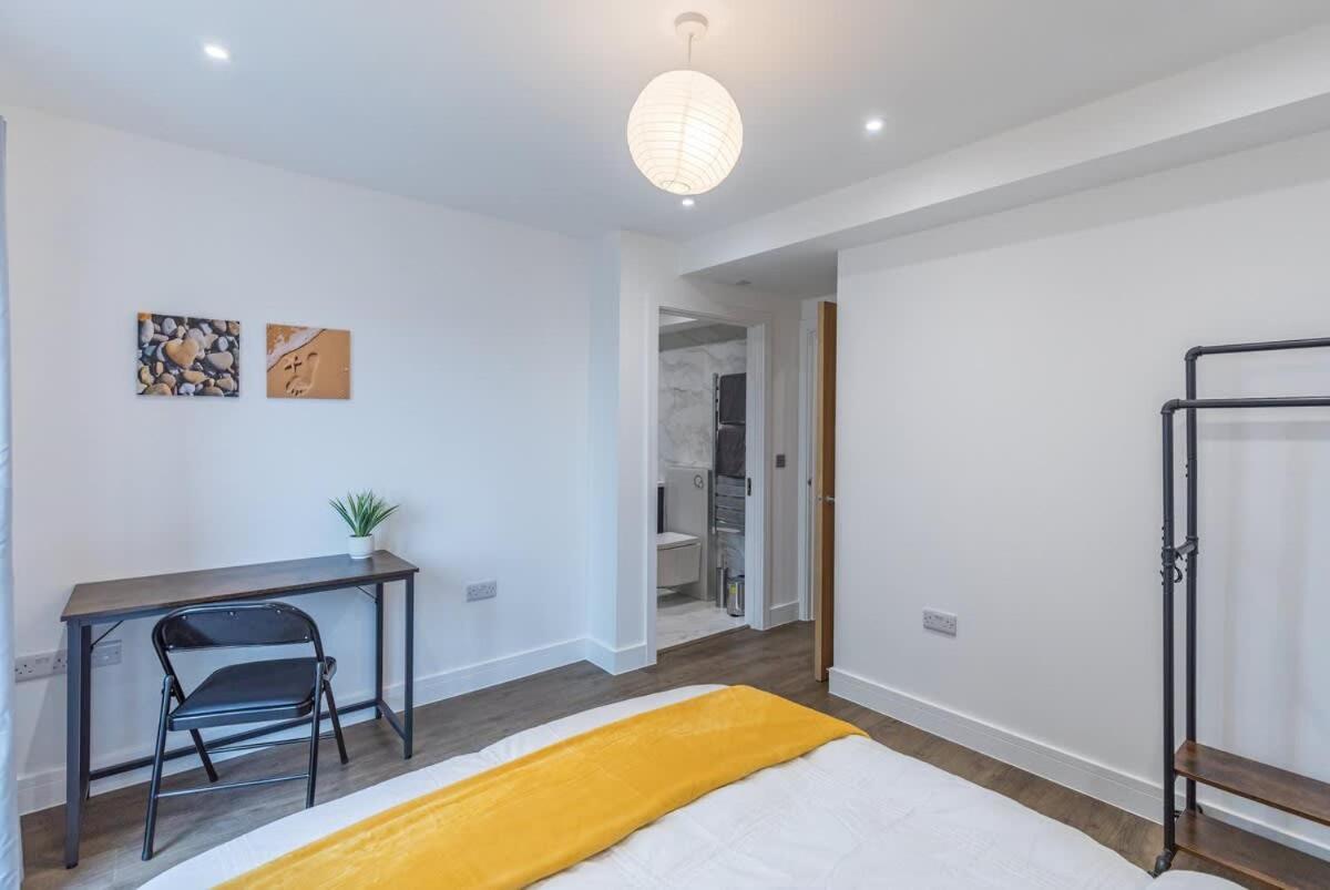 2 Bed 2 Bath Near College, Beach, Hospital - Long Offers * Brighton