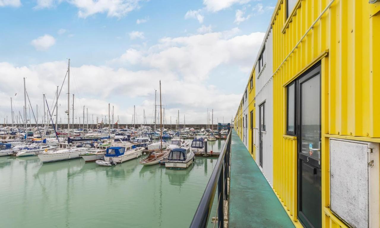 Apartment On The Water With Free Parking - By My Getaways Brighton