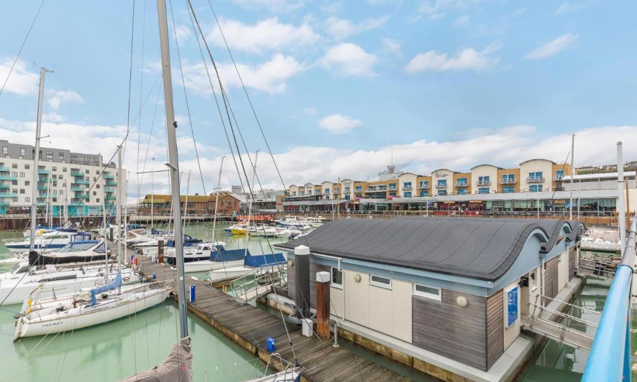 On The Water With Free Parking - By My Getaways Apartment Brighton