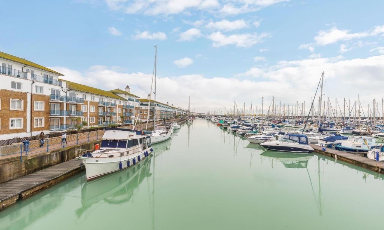 On The Water With Free Parking - By My Getaways Apartment Brighton