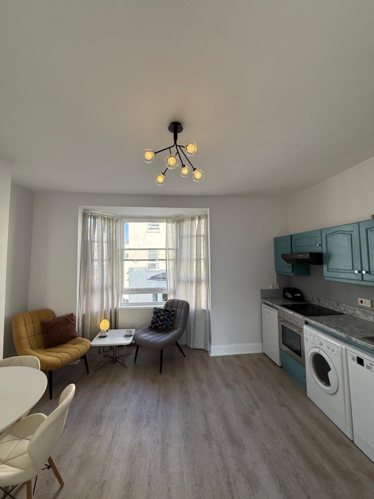 Beautiful L Sea View I Spacious Flat I Sleep 2-3 Guests