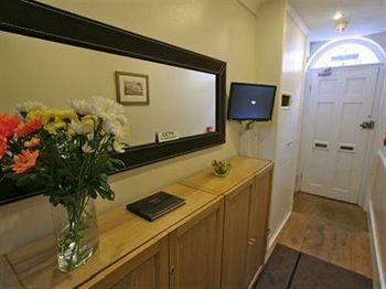 Ei8ht Guest Aparthotel 4*