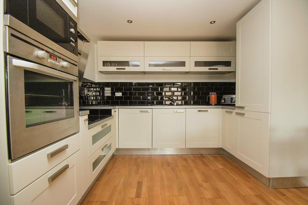 Avalon Balcony Apartment Brighton