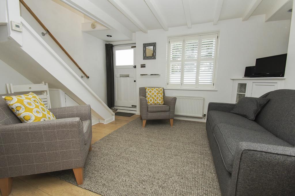 Marine Gardens - - By Lets Holiday home