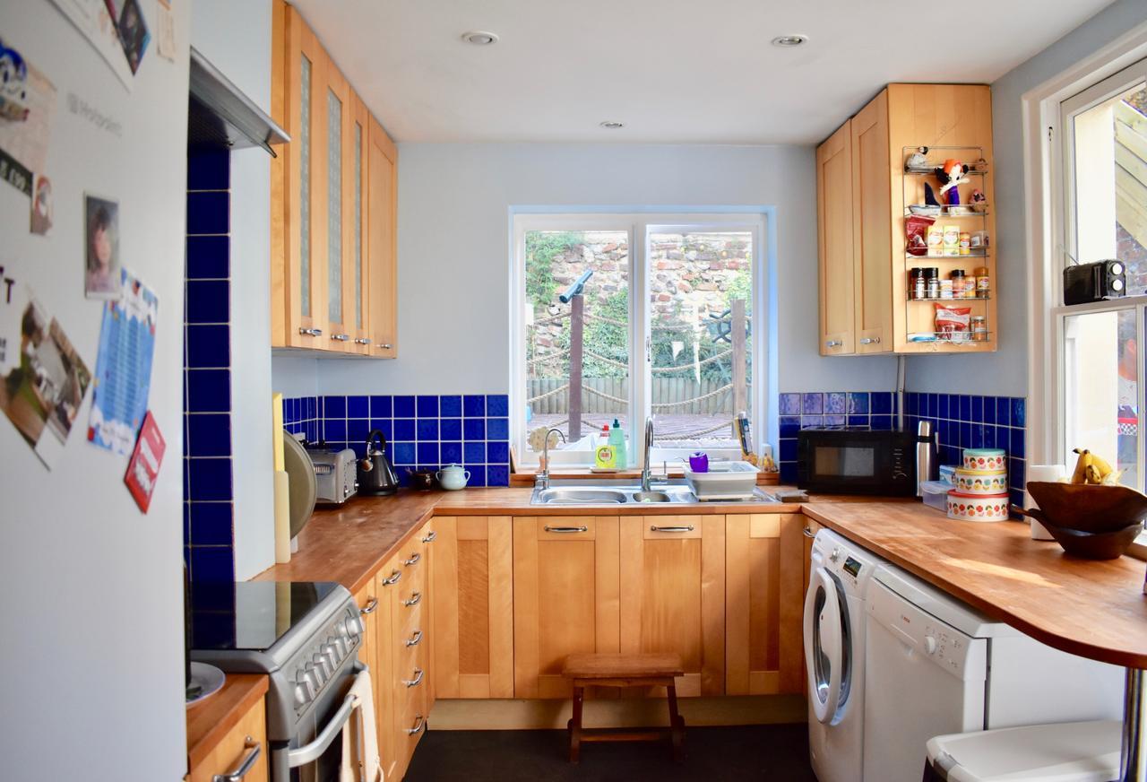 Bright 2 Bedroom House In Apartment *