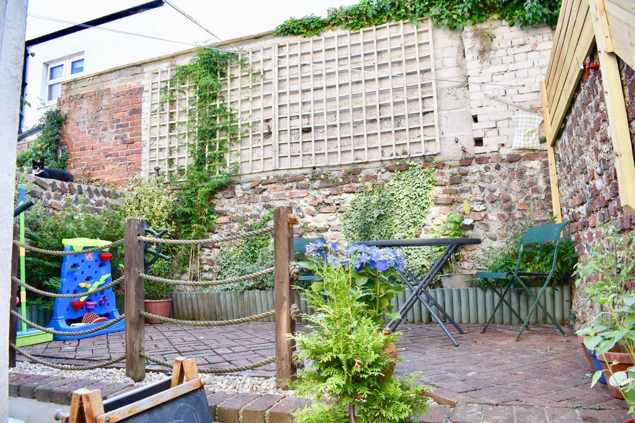 Bright 2 Bedroom House In Apartment *