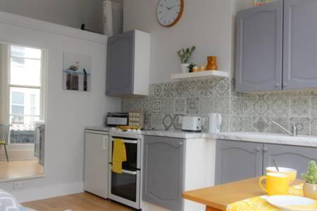 Striking Seaside One Bed Balcony Flat In Apartment